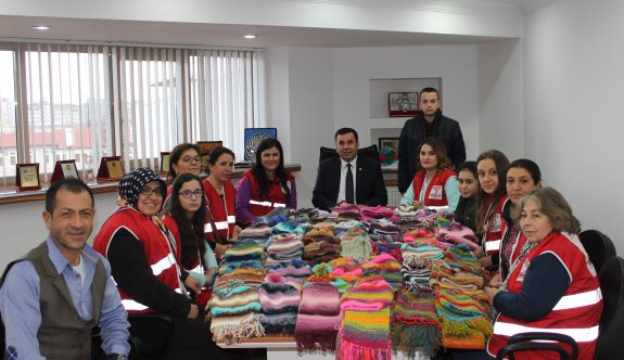 Kızılay kadınları minik yürekler için el ele