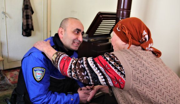 Kimsesiz ve yaşlıların kapılarını çaldılar