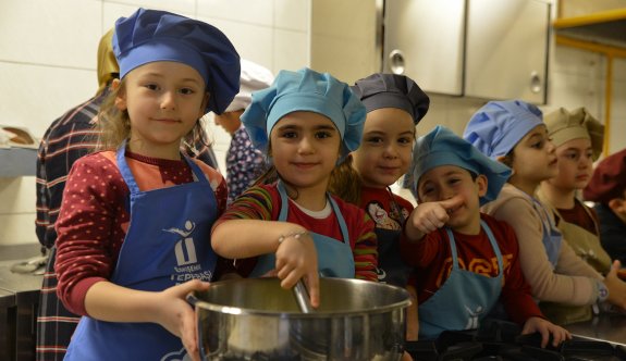 Minikler mutfakta eğlenerek öğreniyor