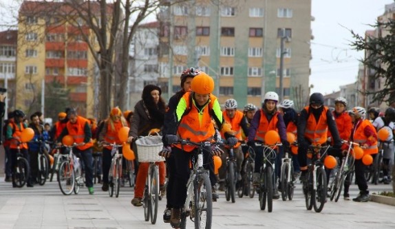Pedallar sevgililer için dönecek