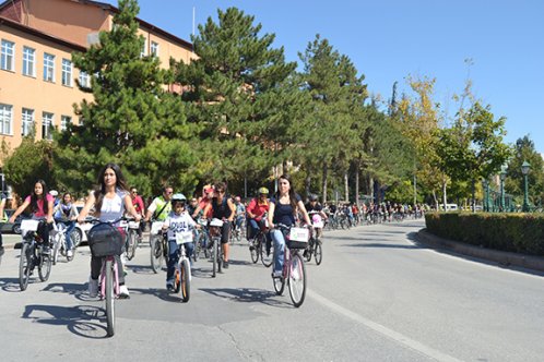 Pedallar kadınlar için dönecek