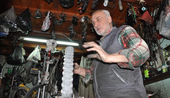 55 yıldır bisiklet tamir ediyor