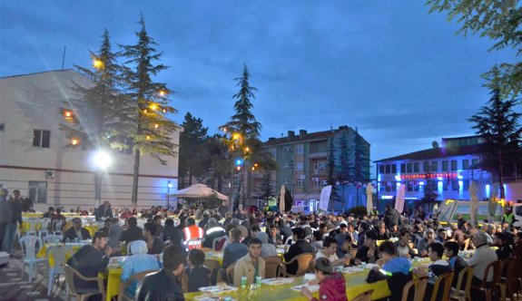 Beylikova Belediyesi iftar sofralarında vatandaşlarla buluşuyor