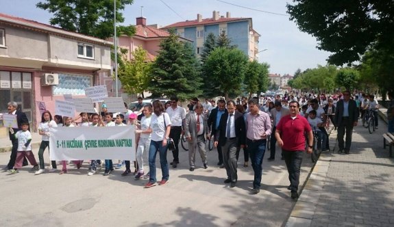 Çevre Haftası'na çöp toplayarak dikkat çektiler