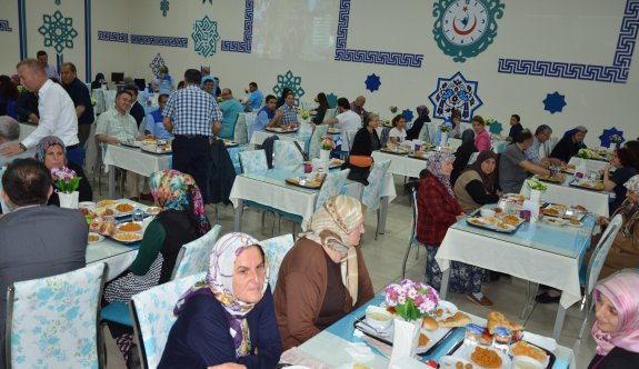 Hasta yakınları ve sağlık çalışanları iftarda buluştu