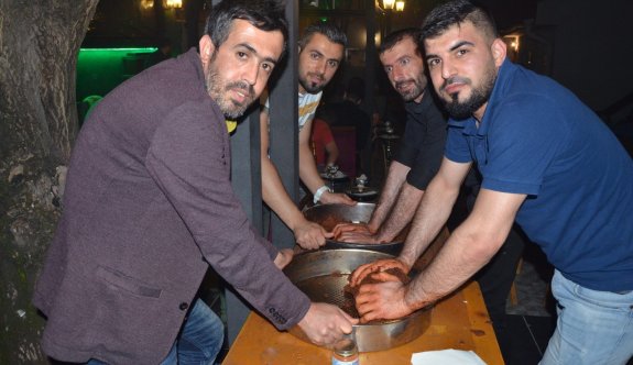 Her hafta çiğ köfte ile sıra gecesi yapıyorlar