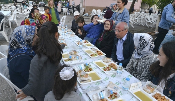 İftar sofraları Sazova ve Elmalı’da kuruldu