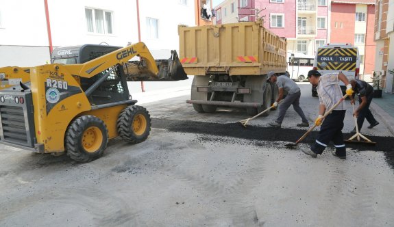 Odunpazarı Belediyesi kışın yıpranan asfaltları onarıyor
