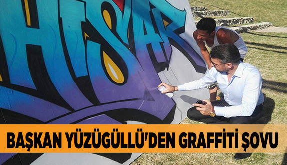 BAŞKAN YÜZÜGÜLLÜ'DEN GRAFFİTİ ŞOVU