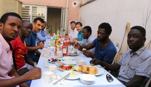Afrikalı öğrenciler ’kardeşlik kahvaltı sofrası’nda buluştu