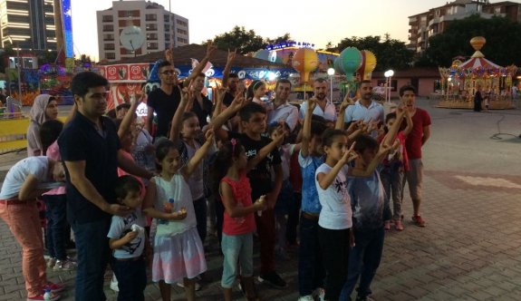Türkmen çocukların yüzünü ülkücü ağabeyleri güldürdü