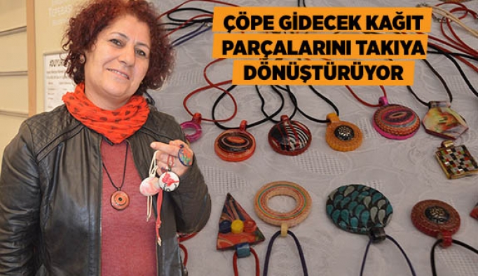 ÇÖPE GİDECEK KAĞIT PARÇALARINI TAKIYA DÖNÜŞTÜRÜYOR