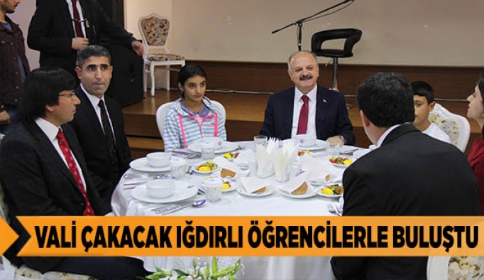 VALİ ÇAKACAK IĞDIRLI ÖĞRENCİLERLE BULUŞTU