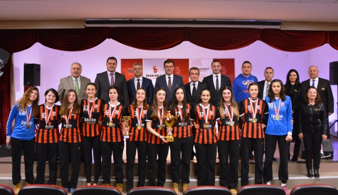 Şehir Koleji kupasını aldı
