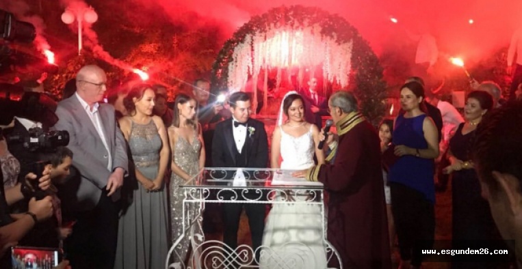 MERVE VE VOLKAN DÜNYA EVİNE GİRDİ