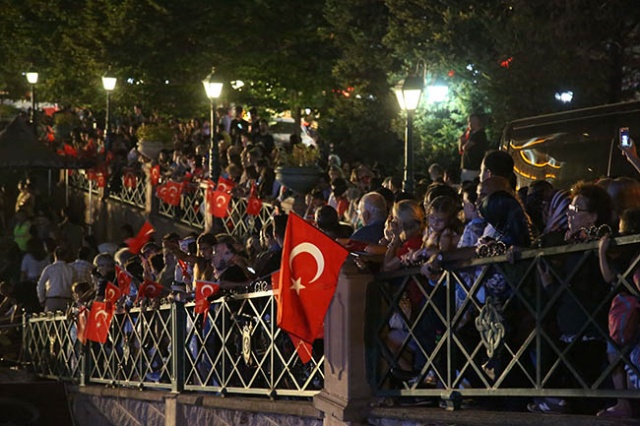 ‪  Zafer ve gurur gününden renkli manzaralar