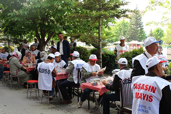 BELEDİYE İŞÇİLERİNİN 1 MAYIS COŞKUSU