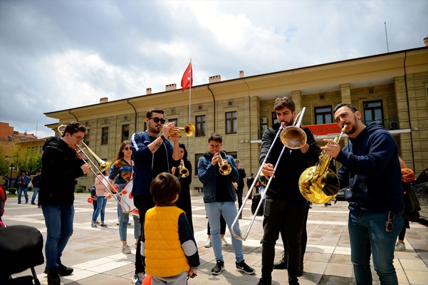 ESKİŞEHİR'DE RENKLİ YÜRÜYÜŞ