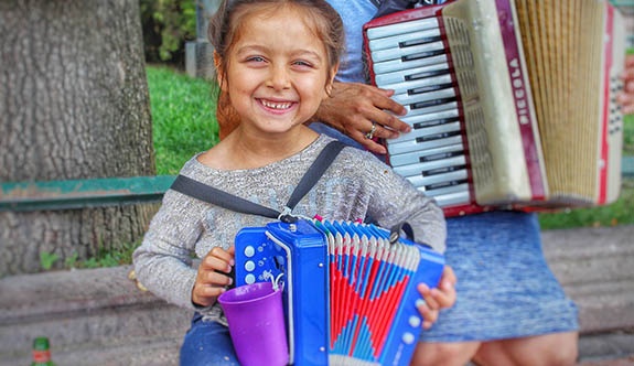 ESKİŞEHİR’İN FON MÜZİĞİNİ  YAPAN SOKAK MÜZİSYENLERi