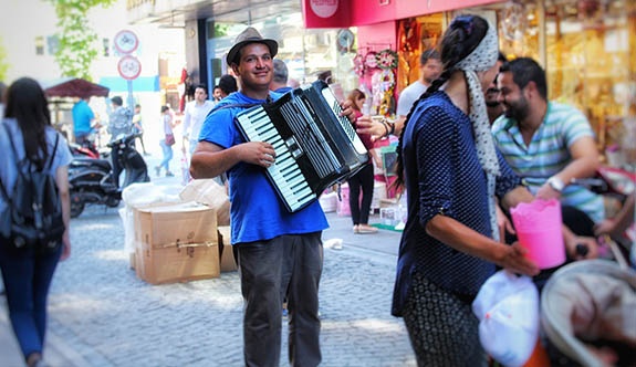 ESKİŞEHİR’İN FON MÜZİĞİNİ  YAPAN SOKAK MÜZİSYENLERi