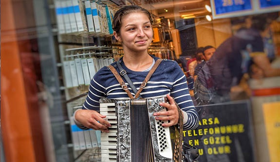 ESKİŞEHİR’İN FON MÜZİĞİNİ  YAPAN SOKAK MÜZİSYENLERi