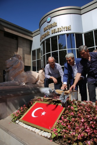 ÇATALCA BELEDİYE BAŞKANI’NDAN BÜYÜKERŞEN’E POSTA GÜVERCİNİYLE MESAJ