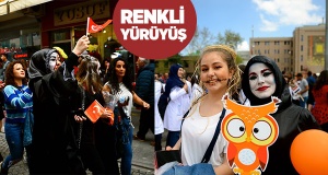 ESKİŞEHİR'DE RENKLİ YÜRÜYÜŞ