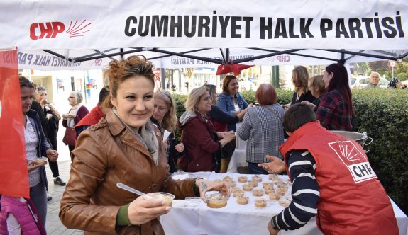 CHP’Lİ KADINLAR AŞURE DAĞITTI