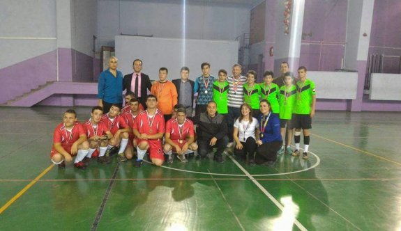 Liseli öğrencilerden futsal maçı