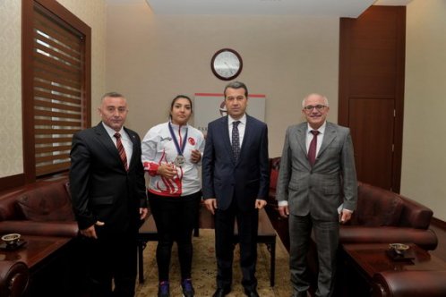 Vali Çelik milli sporcuyu kabul etti