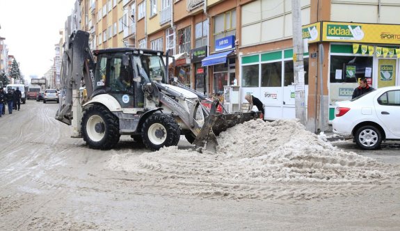 Kepçe kepçe kar toplanıyor