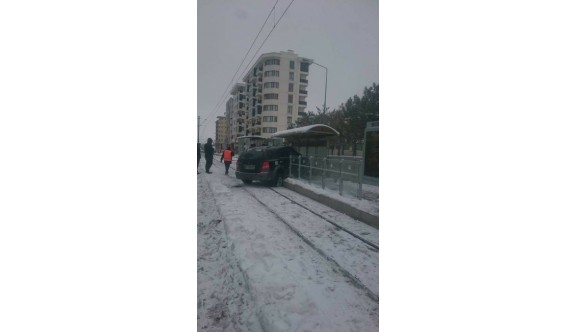 Jip tramvay durağına daldı