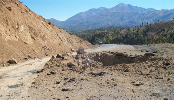 Askeri aracın geçişi sırasında patlama: 2 şehit