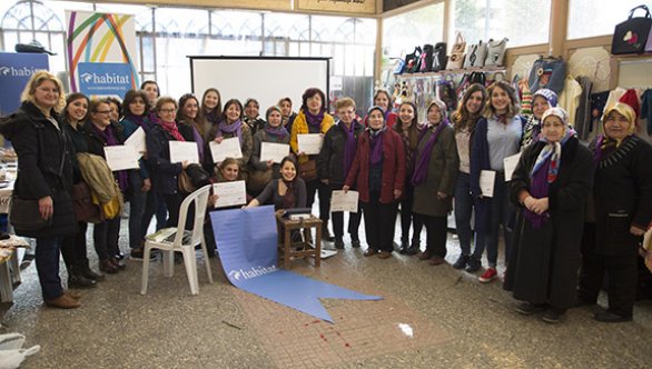 Eğitimlere katılan el işi emekçisi kadınlar belgelerini aldı
