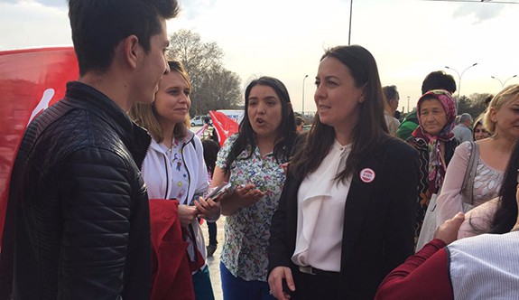 AK Partili Yalçın, gençleri ikna ediyor