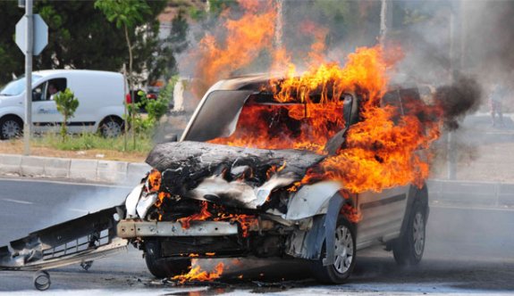 Patrona kızdı otomobili yaktı