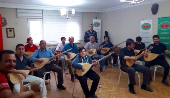 Bağlama merakı her yaştan insanı bu kursta buluşturdu