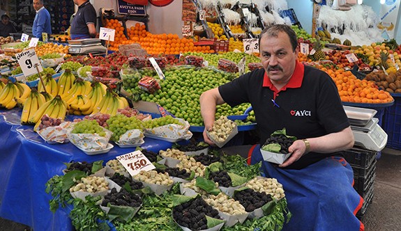 MEYVE FİYATLARI DÜŞÜŞE GEÇİYOR