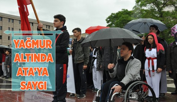 YAĞMUR ALTINDA ATA'YA SAYGI