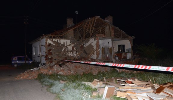 5 kişilik aile içindeyken evin duvarı çöktü