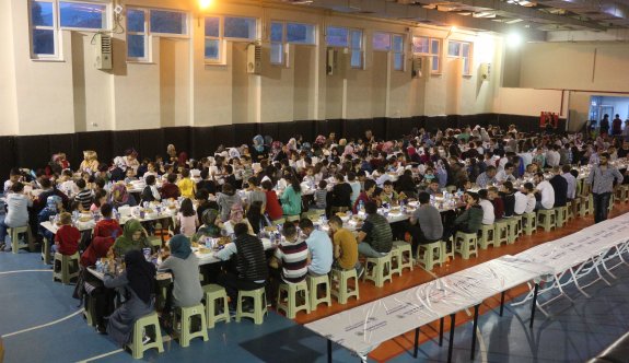 600 çocuk aynı sofrada iftar yaptı
