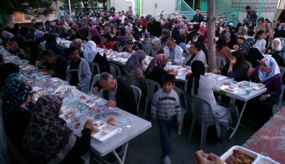 Esnaf ve vatandaştan bin 200 kişilik iftar