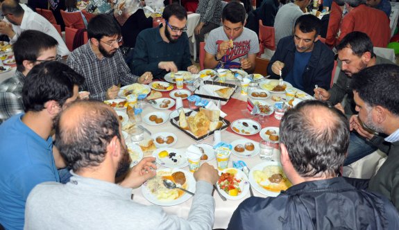 İHH'dan 'Dünya Yetimler Günü' iftarı