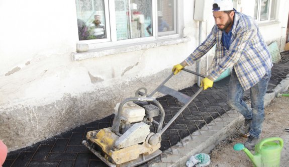 Gündoğdu’da tretuvarlar yenileniyor