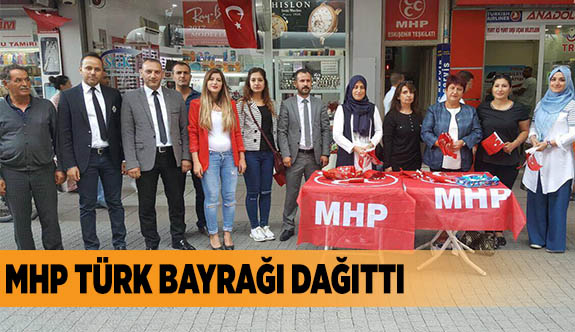 MHP TÜRK BAYRAĞI DAĞITTI