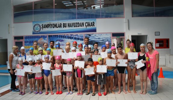 Yaz Spor Okulu'nda bin 300 çocuk yüzme öğrendi