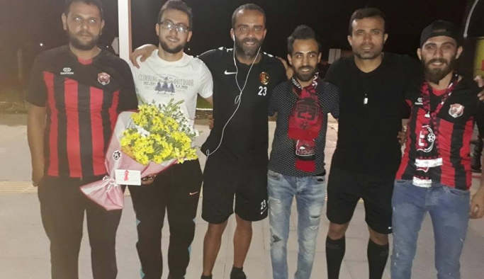 Eskişehirspor'u Zelzele Taraftar Grubu çiçeklerle karşıladı