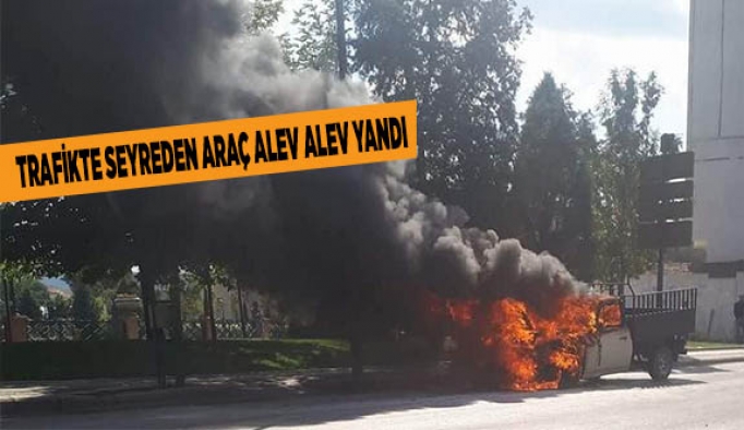 TRAFİKTE SEYREDEN ARAÇ ALEV ALEV YANDI