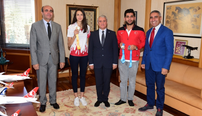 Anadolu Üniversitesinin ödüllü sporcularından Rektör Gündoğan’a ziyaret