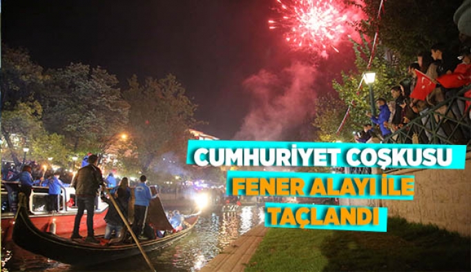 CUMHURİYET COŞKUSU FENER ALAYI İLE TAÇLANDI